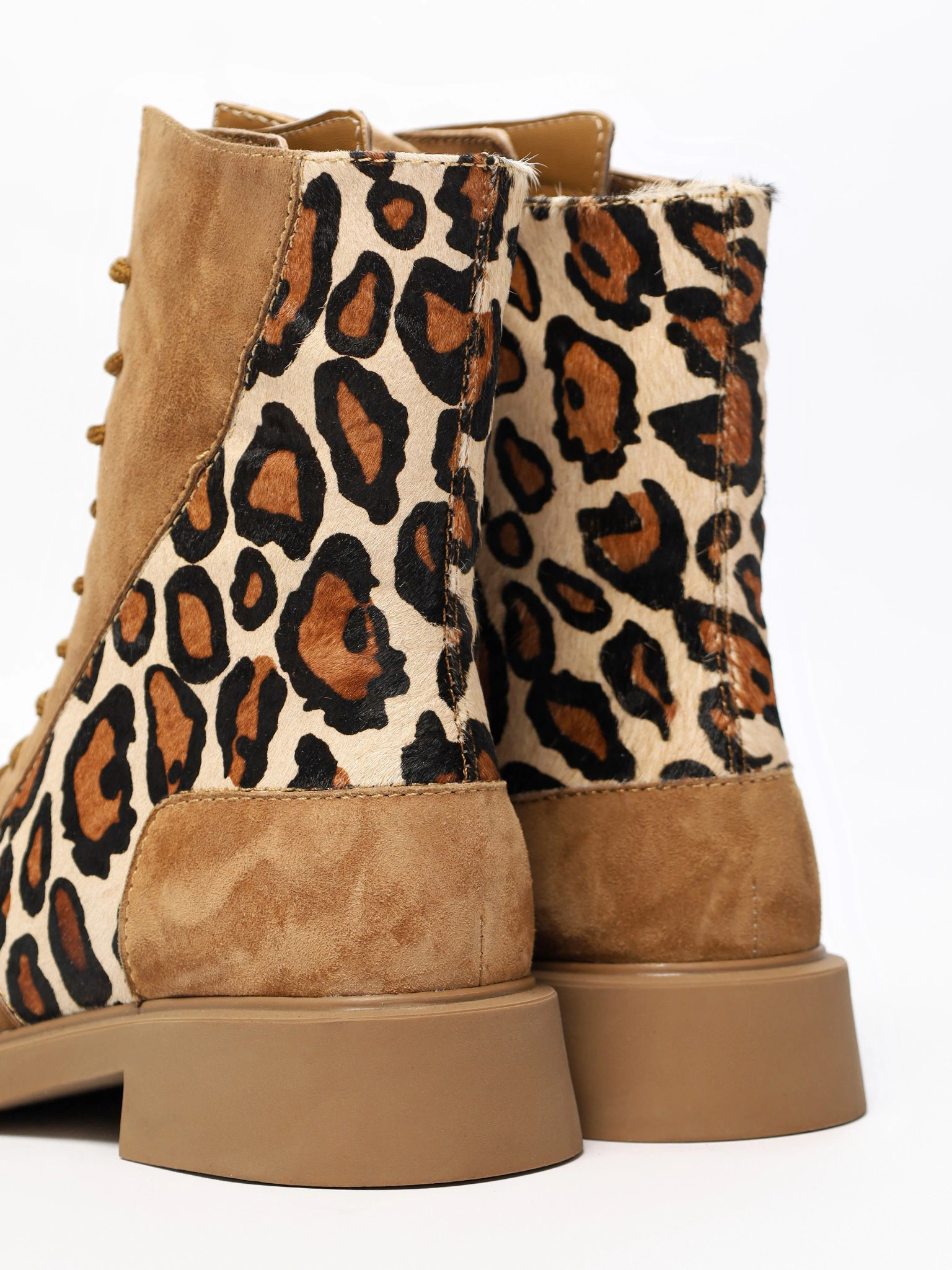 Ботинки комбинированные коричневого цвета на среднем широком каблуке